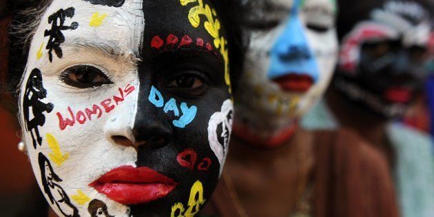 TOPSHOT - Indian students pose with their faces painted at a college in Chennai on March 7, 2017, ahead of International Women's Day. / AFP PHOTO / ARUN SANKAR