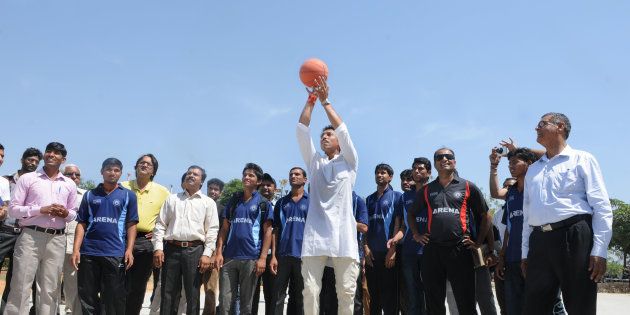 BJP Lok Sabha candidate for Jaipur Rural Constituency, Colonel Rajyavardhan Singh Rathore tries his basketball skills while interacting with students.