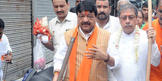 Bharatiya Janta Party General Secretary Kailash Vijayvargiya (left) at the cleanness drive at Kalighat temple in Kolkata on September 17, 2017. (Photo by Saikat Paul/Pacific Press/LightRocket via Getty Images)