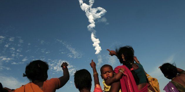 Indian bystanders look on as Space Research Organisation's (ISRO) satellite INSAT-3DR, on board the Geosynchronous Satellite Launch Vehicle (GSLV-F05) launches from Sriharikota on September 8, 2016. / AFP / ARUN SANKAR