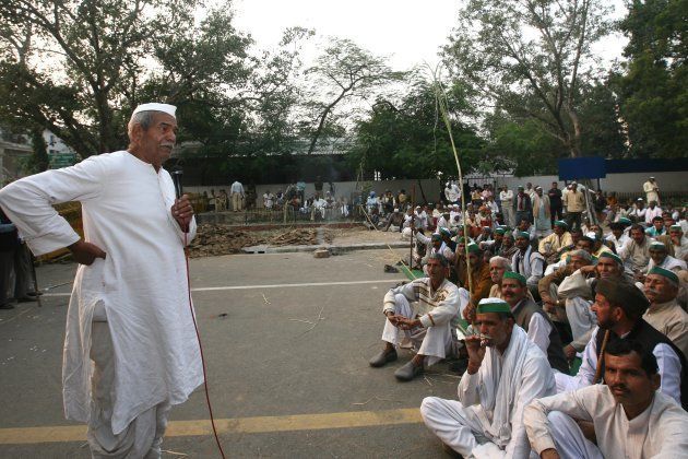 Bhartiya Kisan Union President Mahendra Singh Tikait leading a protest at Jantar Mantar.