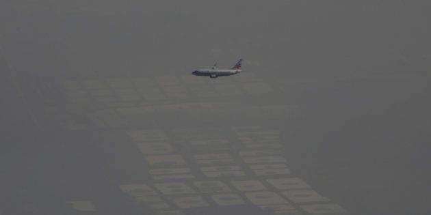 An Air China passenger aircraft flies amid heavy smog over the suburb of Beijing, China, January 2, 2017. REUTERS/Jason Lee