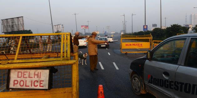File photo of Delhi police at the border checking all the vehicles entering into the city from Noida.