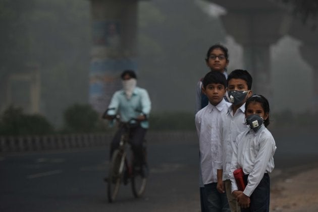 NEW DELHI, INDIA - NOVEMBER 8: School children leaving for school amid heavy smog, on November 8, 2017 in New Delhi, India. Delhi was enveloped in a thick blanket of haze for the second consecutive day with air quality levels deteriorating. Deputy chief minister Manish Sisodia said all schools to remain shut till Sunday. (Photo by Burhaan Kinu/Hindustan Times via Getty Images)