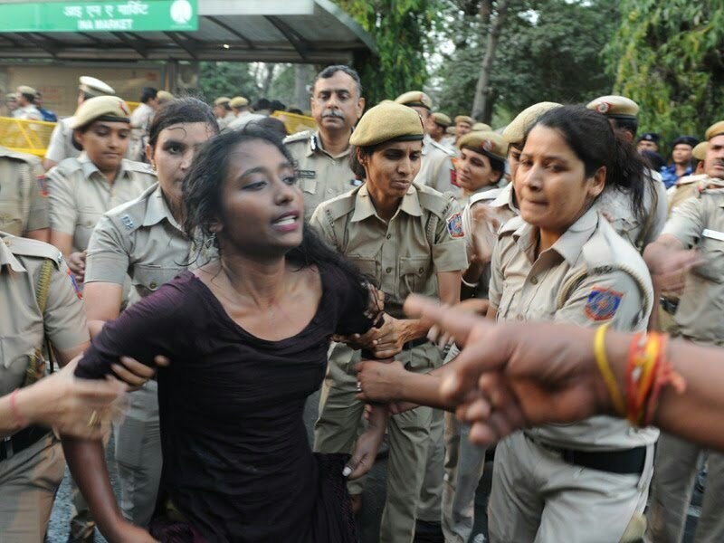 Students Say The Delhi Police's Lathicharge On JNU Protesters Was A