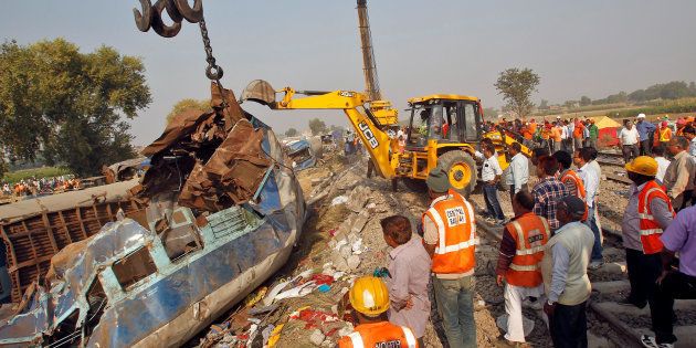 Rescue workers move a carriage at the site of a train derailment in Pukhrayan, south of Kanpur city, on November 21, 2016.