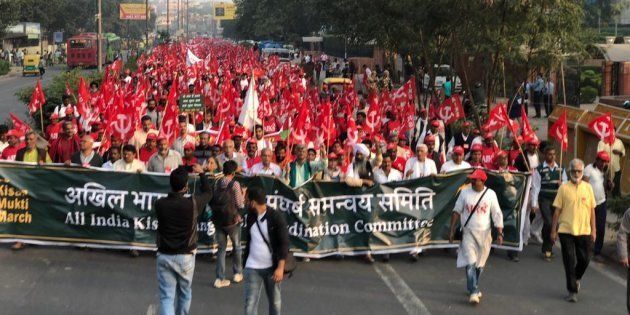 Farmers march towards Ramlila Maidan
