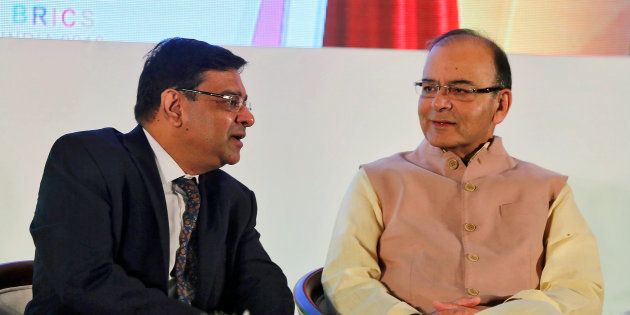 The Reserve Bank of India (RBI) Governor Urjit Patel speaks with India's Finance Minister Arun Jaitley (R) at a seminar in Mumbai, India, October 13, 2016.