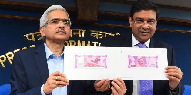 Indian Economic Affairs Secretary Shashi Kant Das (L) and Governor of the Reserve Bank of India Urjit R. Patel hold up a sample of the new 2000 INR note at a press conference in New Delhi on November 8, 2016.