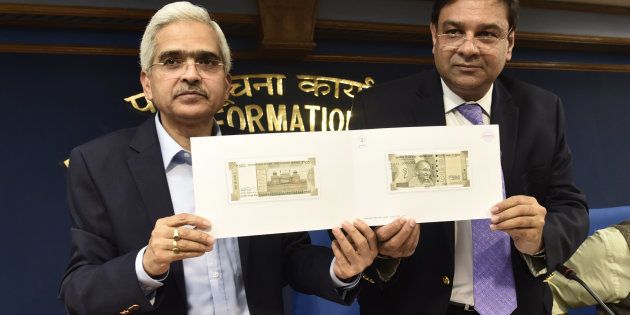 NEW DELHI, INDIA - NOVEMBER 8: RBI Governor Urjit Patel and Secretary, Department of Economic Affairs Shri Shaktikanta Das showing the new Rs 500 notes during media briefing after the Cabinet Meeting in PIB Press Conference Hall, Shastri Bhawan on November 8, 2016 in New Delhi, India. Prime Minister Narendra Modi in his 40-minute speech announced scrapping the Rs 500 and Rs 1000 notes effective midnight of November 8 sent out a loud and clear message in the war on black money and corruption. (Photo by Vipin Kumar/Hindustan Times via Getty Images)