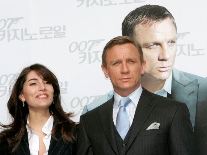Actors Daniel Craig (R) and Caterina Murino pose for photographers at a photo opportunity before a news conference to promote the latest James Bond movie "Casino Royale" in Seoul December 11, 2006. REUTERS/Kim Kyung-Hoon (SOUTH KOREA)