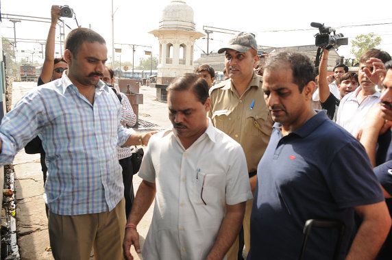 LUCKNOW, INDIA - JUNE 10: Former Delhi Law Minister and AAP leader Jitendra Singh Tomar escorted by Delhi police officials at Charbag station en route to Faizabad on June 10, 2015 in Lucknow, India. 49-year-old Tomar, AAP MLA from Trinagar, resigned as Delhi Law Minister after his arrest over the alleged fake degree. Tomar claims to have done his BSc from RML Avadh University, Faizabad. Police are taking him there for an on the spot verification and questioning. (Photo by Ashok Dutta/Hindustan Times via Getty Images)