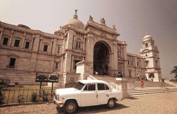 India, West Bengal, Kolkata, the Victoria Memorial with Hindustan Motors Ambassador taxi.