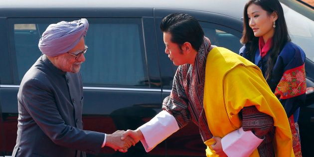 Bhutan's King Jigme Khesar Namgyel Wangchuck shakes hands with India's Prime Minister Manmohan Singh (L) as Queen Jetsun Pema watches during the king's ceremonial reception at the forecourt of India's presidential palace Rashtrapati Bhavan in New Delhi January 25, 2013.
