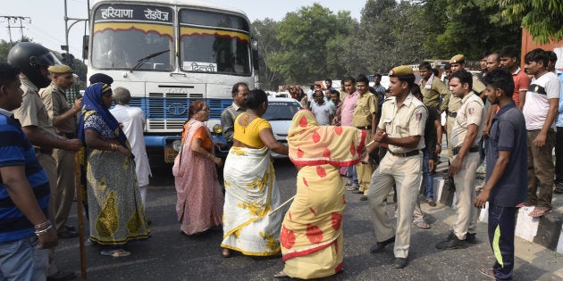 Relatives and family members block traffic outside Sushruta Trauma Centre after the death of Karuna Kumar, who was stabbed by her stalker on September 20, 2016 in New Delhi, India. (Photo by Raj K Raj/Hindustan Times via Getty Images)