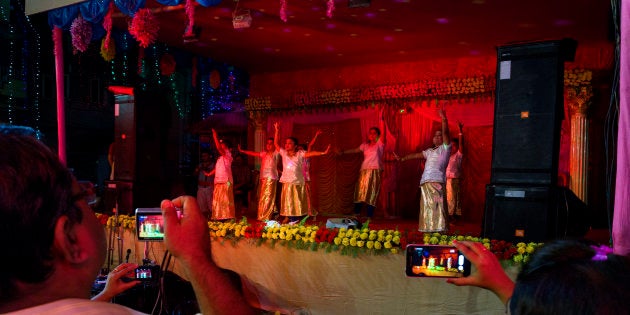 KOLKATA, WEST BENGAL, INDIA - 2016/10/07: Young girls perform on a makeshift stage at a cultural extravaganza during the Durga puja festival. (Photo by Subhendu Sarkar/LightRocket via Getty Images)