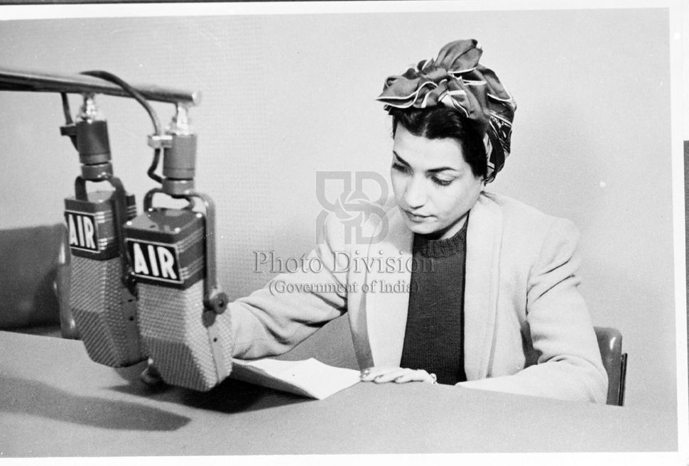 Princess Ashraf of Iran, broadcasting in the Persian Service. A programme of 60 minutes was offered daily from 11 to 12 p.m. (IST). Photo taken on the occasion of the Princess' visit to the All India Radio Studio, New Delhi, on 1950.