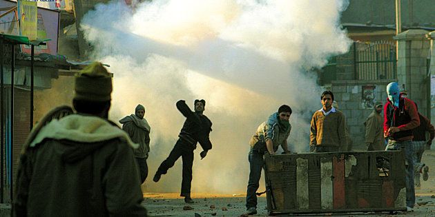 [UNVERIFIED CONTENT] Kashmiri protesters throwing stones towards Indian police during a protest in Srinagar to condemn the assassination of Pakistan's former prime minister Benazir Bhutto...!!