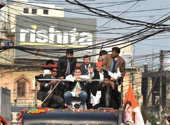 Lucknow : Uttar Pradesh Chief Minister and Samajwadi Party President Akhilesh Yadav and Congress Vice President Rahul Gandhi during a road show in Lucknow on Sunday. PTI Photo by Nand Kumar (PTI1_29_2017_000221B)