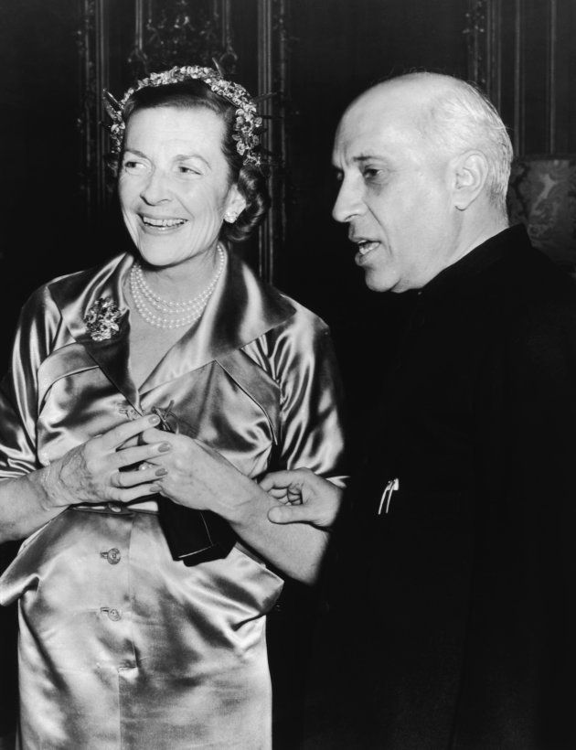 Lady Edwina Mountbatten (1901 - 1960) with Indian prime minister Jawaharlal Nehru (1889 - 1964) at a reception given for him by the Indian High Commissioner in London at Kensington Palace Gardens, 11th February 1955.