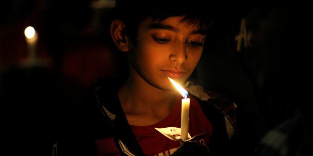 An attendee holds a candle during a vigil for Srinivas Kuchibhotla, an Indian engineer who was shot and killed, at a conference center in Olathe, Kansas, U.S., February 26, 2017. REUTERS/Dave Kaup
