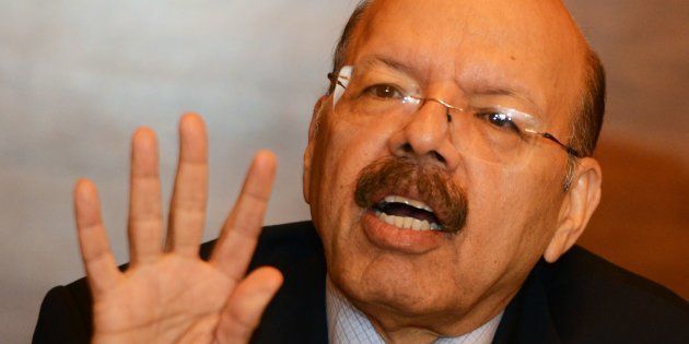 Nasim Zaidi, India's chief election commissioner, takes part in a press conference after meeting different political party members in Kolkata on April 14, 2016. / AFP / Dibyangshu SARKAR (Photo credit should read DIBYANGSHU SARKAR/AFP/Getty Images)