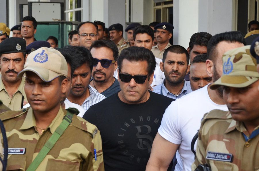 Indian Bollywood actor Salman Khan (C) arrives at the airport in Jodhpur on April 4, 2018 ahead of a verdict in the long-running blackbuck poaching case. Indian actor Salman Khan is accused of poaching the protected blackbuck species in the Jodhpur district of Rajasthan in September 1998, and the two-decade-long case has included co-defendants Sonali Bendre, Saif Ali Khan, Tabu, and Neelam Kothari. / AFP PHOTO / SUNIL VERMA (Photo credit should read SUNIL VERMA/AFP/Getty Images)