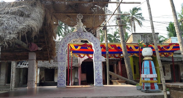 A village lane in Raghurajpur. (Photo by Jael Silliman)