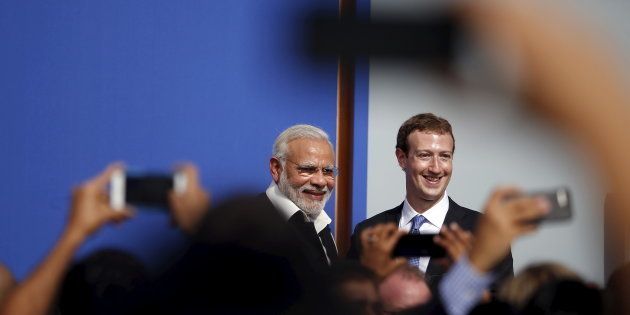 Indian Prime Minister Narendra Modi (L) and Facebook CEO Mark Zuckerberg pose for the crowd after a town hall at Facebook's headquarters in Menlo Park, California.