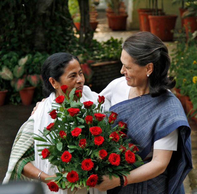 Trinamool Congress (TMC) chief Mamata Banerjee (L) presents a flower bouquet to chief of India's ruling Congress party Sonia Gandhi before their meeting in New Delhi May 16, 2011. The beleaguered Congress-led coalition has managed to avoid a major voter backlash over a series of embarrassing corruption scandals, winning three of five regional polls and overturning two communist state governments, results showed on Friday. REUTERS/B Mathur (INDIA - Tags: POLITICS)