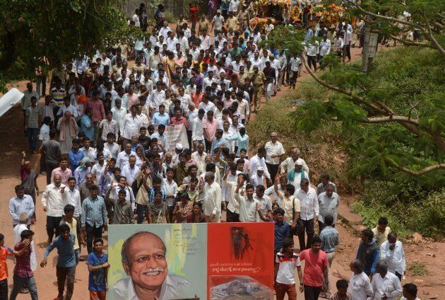Mourners follow the funeral procession for scholar MM Kalburgi as he is taken to be buried at Karnataka University in Dharwad on August 31, 2015. (STRDEL/AFP/Getty Images)