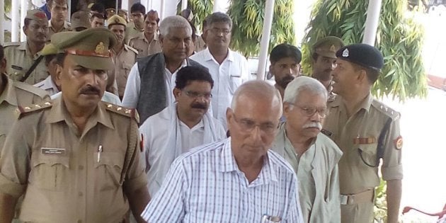 SR Darapur, Ramesh Dixit, Ram Kumar being taken away from UP Press Club.