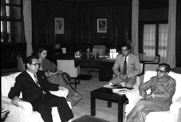 PD:KR/November, 1984, 13/A63(23)The Minister of Foreign Trade of DPR Korea Mr. Cheil Kong Gun calling on the Minister of Finance, Shri Pranab Mukherjee in New Delhi on November 19, 1984.