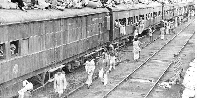 A refugee special train at Ambala Station. The carriages are full and the refugees seek room on top.