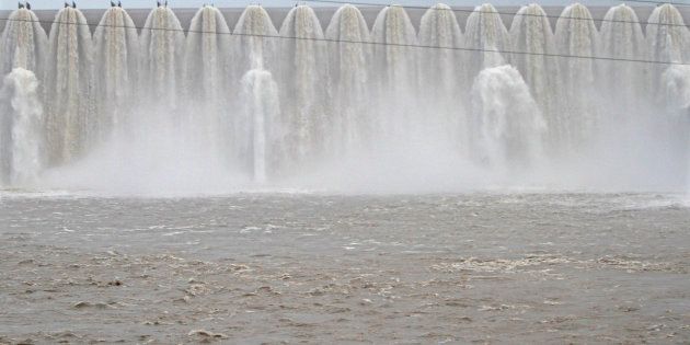 The overflowing Sardar Sarovar Narmada dam in Kavadia, 194 km (121 miles) south of the western Indian city of Ahmedabad, August 10, 2012.