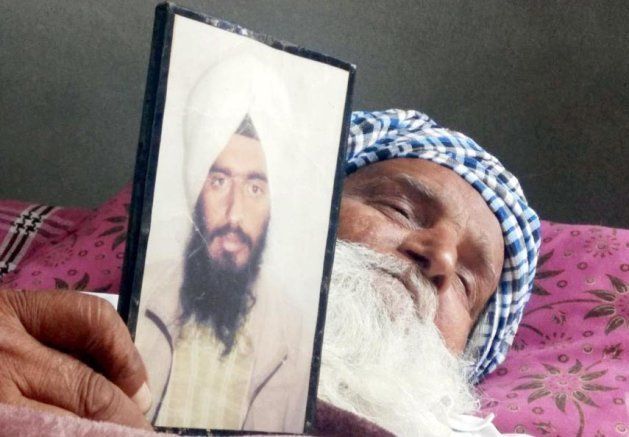 Sardara Singh grieving the death of her son Gurcharan Singh on March 20, 2018 in Amritsar.
