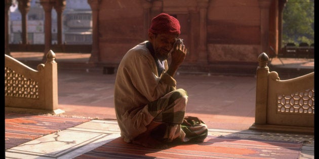 A 1992 photo of a Muslim man, crying over the destruction of the Babri Masjid by Hindutva mobs.