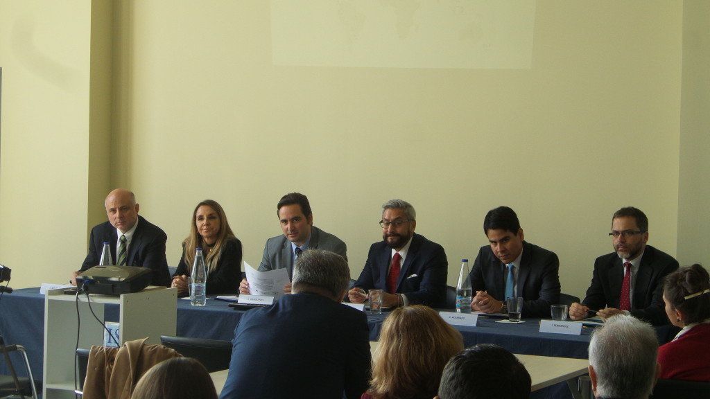 Το πάνελ της εκδήλωσης: (Από αριστερά προς τα δεξιά) ο Διευθύνων Σύμβουλος του IST College κ.Γιάννης Μηναδάκης, η Πρέσβειρα της Χιλής στην Ελλάδα κα Pia Busta, ο Ιδρυτής & Πρόεδρος Δ.Σ. ΚΕΔΙΣΑ κ.Ανδρέας Γ.Μπανούτσος, ο Πρέσβης του Μεξικού στην Ελλάδα κ. Daniel Hernandez, ο Γενικός Πρόξενος του Περού στην Ελλάδα κ.Edgar Alvarado Salamanca και o Εμπορικός Ακόλουθος της Χιλής στο Ηνωμένο Βασίλειο κ. Ignacio Fernandez 