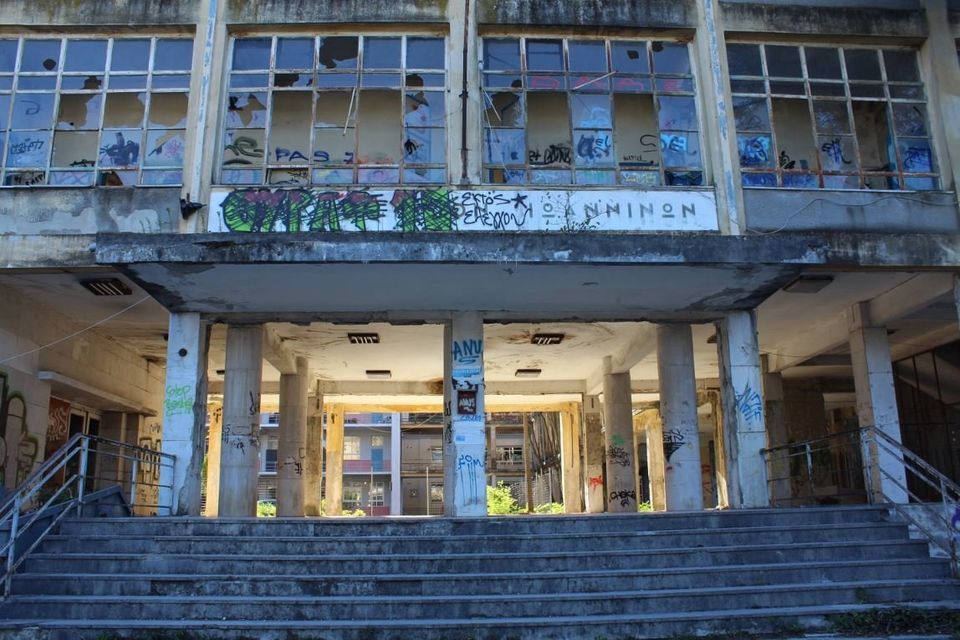 Ιωάννινα 2018Το παλιό Πανεπιστήμιο των Ιωαννίνων στην Οδό Ιωάννη Δομπόλη στο λόφο του Βελισσαρίου .. παρότι δεν πέρασε από εδώ ο ISIS.