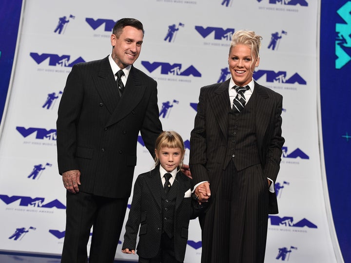 Carey Hart and Pink pose with their daughter at the 2017 MTV Video Music Awards. 