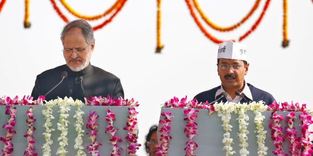 Najeeb Jung (L), Delhi's Lieutenant Governor, administers the oath to Arvind Kejriwal as the new chief minister of Delhi, December, 2013. REUTERS/Anindito Mukherjee.