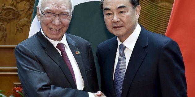 Pakistan Foreign Affairs Adviser Sartaj Aziz( L) shakes hands with Chinese Foreign Minister Wang Yi(R) before a meeting at the Ministry of Foreign Affairs in Beijing Apr27, 2016. REUTERS/Iori Sagisawa/Pool