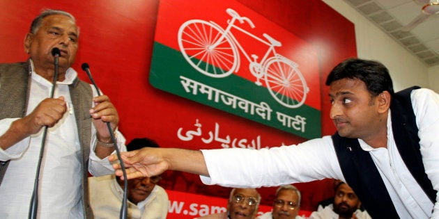 Akhilesh Yadav (R) with Mulayam Singh Yadav in 2012. REUTERS/Pawan Kumar