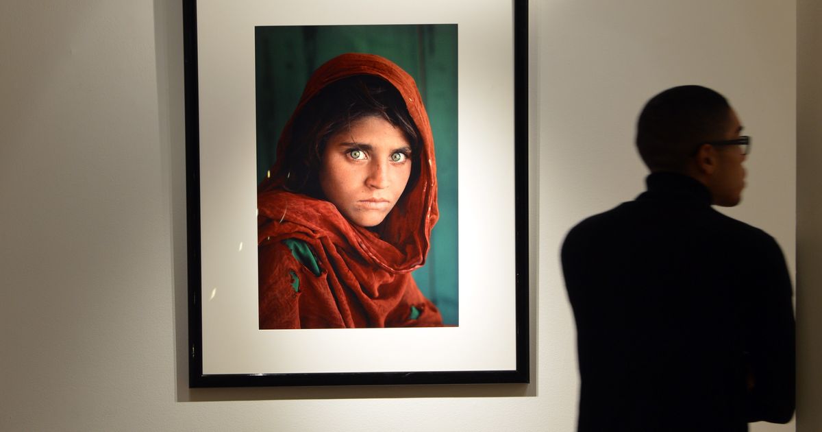 Famous Afghan Girl Arrested For Staying In Pakistan With Fake Documents Huffpost News 