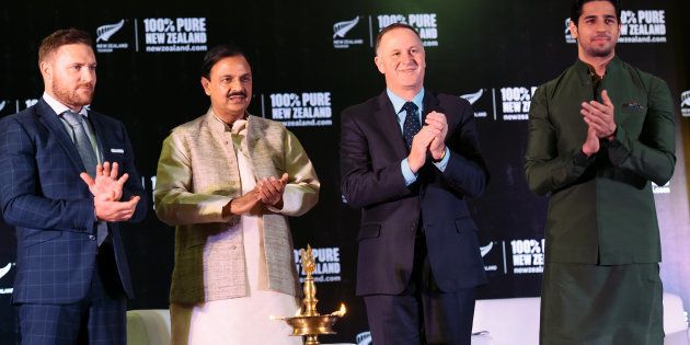 New Zealand cricketer Brendon McCullum (L), India Tourism and Cultural Minister Mahesh Sharma (2L) watches as Indian actor and Tourism New Zealand Brand Ambassador Sidharth Malhotra (R) and New Zealand Prime Minister John Key (2R) applaud during an event in New Delhi on October 27, 2016. / AFP / Prakash SINGH
