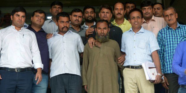 Indian police officials pose with Subhash Jangir (C/L)and Maulana Ramzan (C/R) in New Delhi on October 27, 2016, after they were arrested for alleged espionage activities for South Asian neighbour Pakistan.