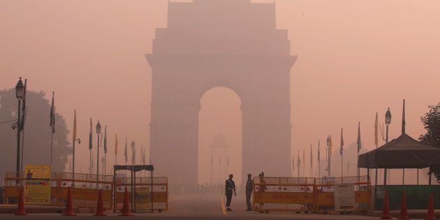 Security personnel stand guard in front of the India Gate amidst the heavy smog in New Delhi, India, October 31, 2016. REUTERS/Adnan Abidi