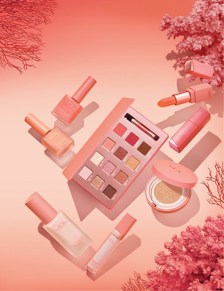 매해 완판을 기록하고 있는 VDL과 PANTONE™의 컬레버레이션 에디션. 2019년은 팬톤이 발표한 올해의 색, 리빙 코랄(Living Coral)을 활용한 VDL만의 한정판 에디션으로 립, 섀도우, 베이스 등으로 구성되었다.