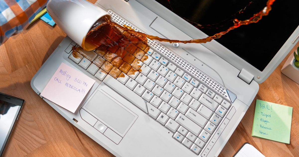 Что делать если разлил воду. Пролили жидкость на ноутбук. Пролил на клавиатуру. Пролитый кофе на клавиатуру. Пролил чай на клавиатуру.