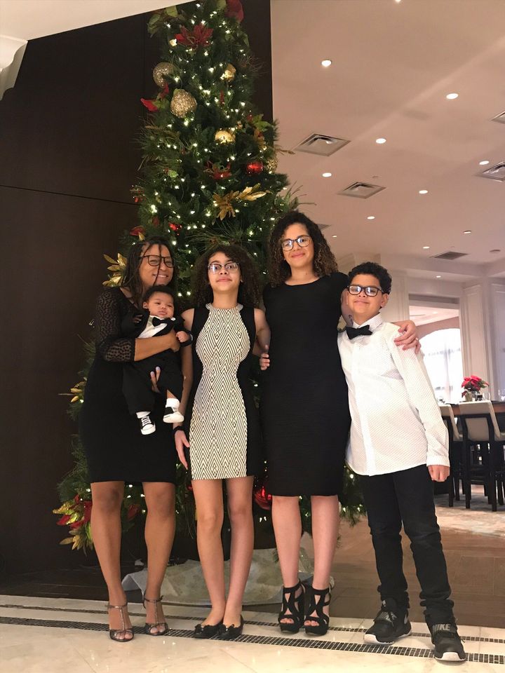 Liz-Decuir (deuxième à droite) avec sa femme, Tiffany, (à l'extrême gauche) et leurs trois enfants (2018)
